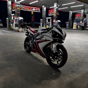YAMAHA R1
